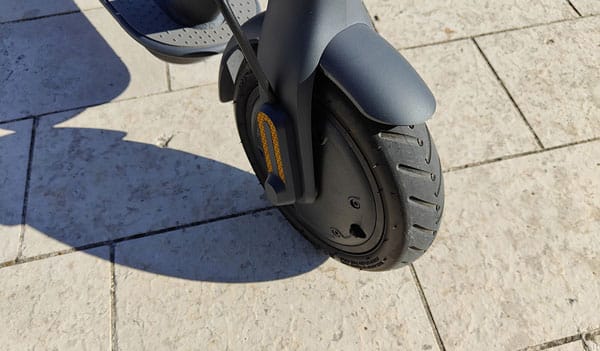 Xiaomi-Mi-Electric-Scooter-PNEU